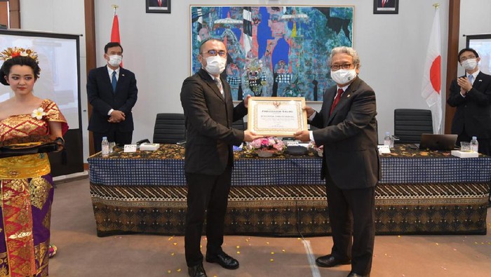 Pemberian penghargaan oleh Dubes RI untuk Jepang Heri Akhmadi kepada Mr. Kenichi Nishikawa, President of Kabushiki Kaisha Fukuseki Maru. Foto KBRI Tokyo