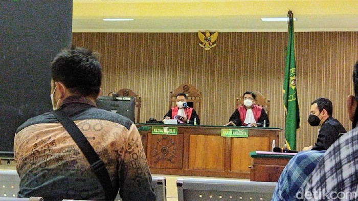 Pembunuh 4 orang sekeluarga pemilik padepokan seni Ongko Joyo Rembang, Sumani (44), menjalani sidang perdana. Rabu (2/6/2021).