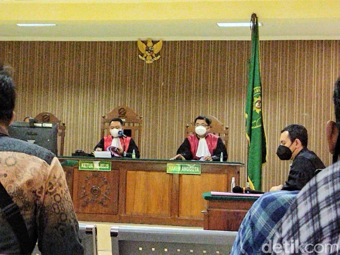 Pembunuh 4 orang sekeluarga pemilik padepokan seni Ongko Joyo Rembang, Sumani (44), menjalani sidang perdana. Rabu (2/6/2021).