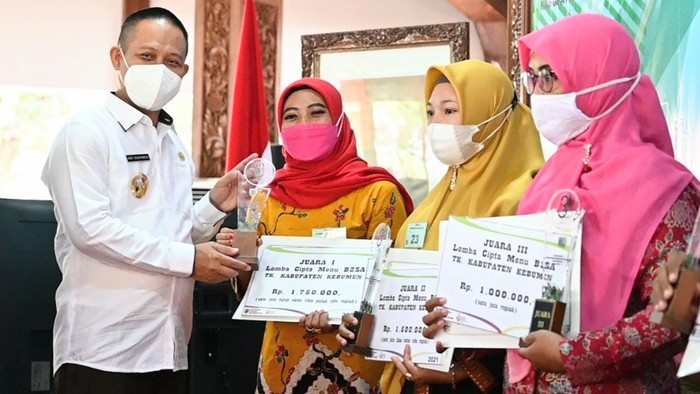 Bupati Kebumen serahkan hadiah ke pemenang lomba Cipta Menu