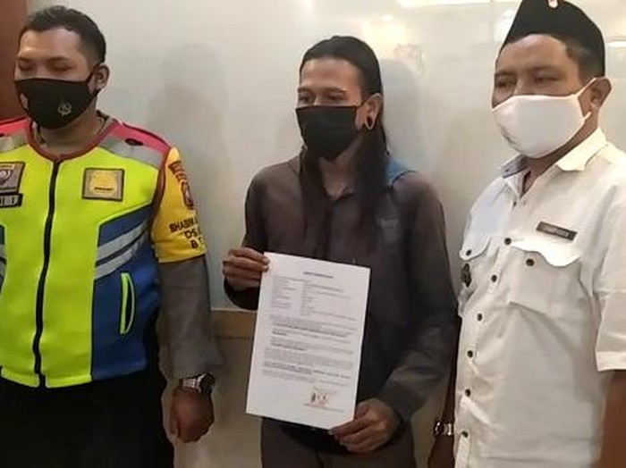 Polres Pasuruan mengamankan seorang pemuda yang memelesetkan Pancasila dalam status WhatsApp-nya. Ia mengaku salah dan meminta maaf.