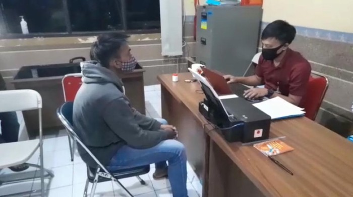 Polisi menangkap pemuda penyebar foto bugil siswi SMP Tasikmalaya.