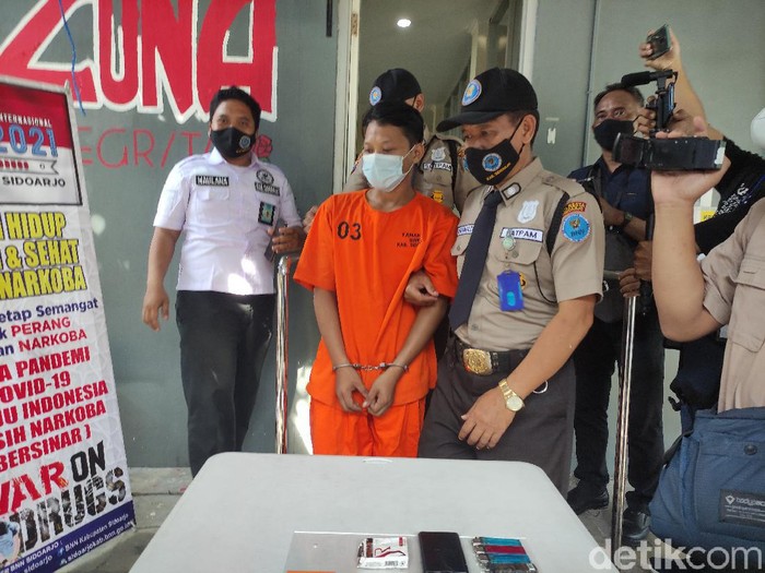 Badan Narkotika Nasional Kabupaten (BNNK) Sidoarjo meringkus Setiya Andika Wijaya (24). Ia merupakan pengedar sabu jaringan lapas.