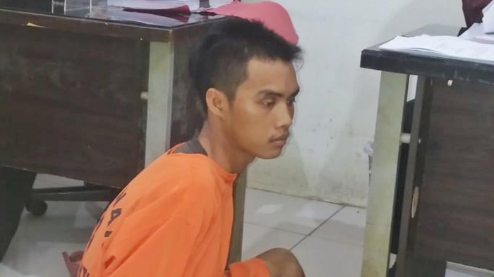 Polisi gadungan saat diamankan di Polda Sumsel. (Foto: Prima Syahbana/detikcom)