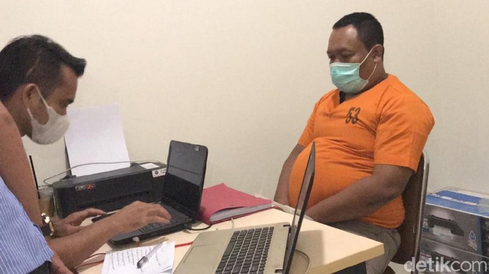 Polisi menangkap N (40), pemalsu surat keterangan COVID-19 di Bandara Sultan Syarif Kasim (SSK) II Pekanbaru, Riau. (Raja Adil/detikcom)