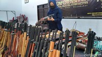 Selanjutnya setelah dilakukan penyelidikan. Petugas Sat Intelkam bersama dengan Unit Pidekter Sat Reskrim Polres Blitar Kota melakukan pendalaman. Pelaku tertangkap tangan bersama 4 orang pekerjanya saat memproduksi senapan. Saat di TKP ditemukan ratusan senapan angin dan peralatan memproduksi senapan berupa mesin bor, alat solder, alat pahat, dan juga ditemukan senapan angin yang siap untuk dijual ke wilayah seluruh Indonesia.