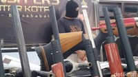 Dari home industri ini, polisi menyita sebanyak 135 pucuk senjata laras panjang beragam kaliber. Beberapa mesin atau  alat produksi dan 31 jenis bahan-bahan lainnya. Dari keterangan tersangka , setiap pucuk senapan angin dijual dengan harga Rp 1,1 sampai 2,3 juta tergantung spesifikasi dan model. Setiap senapan angin,  tersangka mendapatkan keuntungan sebesar Rp 200 ribu hingga 300 ribu.