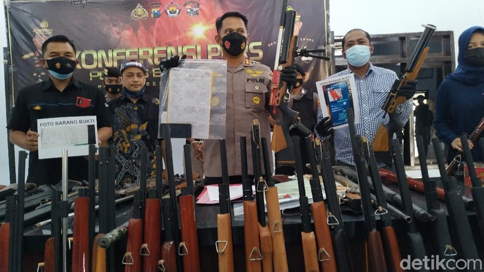 Polisi Blitar mengungkap home industri senjata ilegal. Tersangka merakit sendiri bahan-bahan senjata tersebut.