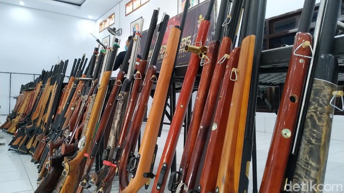 Polisi Blitar mengungkap home industri senjata ilegal. Tersangka merakit sendiri bahan-bahan senjata tersebut.