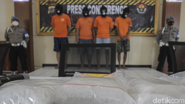 Polres Sleman Ringkus 4 Orang Kurir Sabu Sat Narkoba Polres Sleman di Polres Sleman meringkus 4 orang kurir sabu. Barang bukti sabu seberat 4 kg pun berhasil disita.
