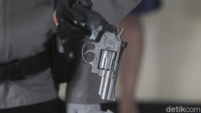 Sat Narkoba Polres Sleman di Polres Sleman meringkus 4 orang kurir sabu. Barang bukti sabu seberat 4 kg pun berhasil disita.