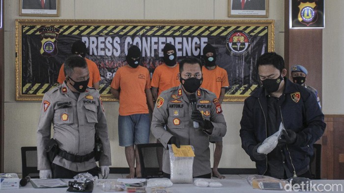 Polres Sleman Ringkus 4 Orang Kurir Sabu Sat Narkoba Polres Sleman di Polres Sleman meringkus 4 orang kurir sabu. Barang bukti sabu seberat 4 kg pun berhasil disita.