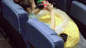 Apakah habis makan popcorn sebanyak itu? Foto: Bored Panda