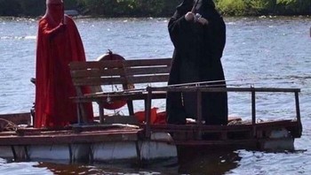 Mancing pun harus pakai kostum yang keren. Foto: Bored Panda