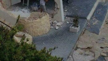 Tetap santuy walau bangunannya mau disabotase. Foto: Bored Panda