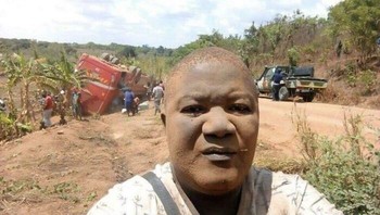 Tetap selfie walau busnya celaka dan wajahnya coreng moreng. Foto: Bored Panda