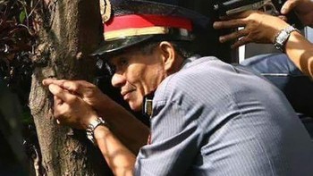 Tidak punya atau lupa bawa pistol maka tangan pun jadi. Foto: Bored Panda