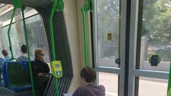 Entah bagaimana bisa ada sofa di dalam bus. Foto: Bored Panda