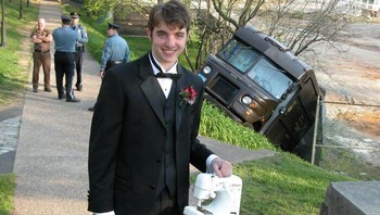 Banyak yang ingin tahu kisah di balik foto viral ini, seorang pemuda tersenyum embawa mesin jahit dan di belakangnya ada bus kecelakaan. Foto: Bored Panda