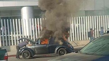 Tetap berusaha memperbaiki walau sudah terbakar mobilnya. Foto: Bored Panda