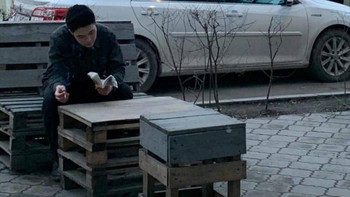 Santai saja baca buku di tengah pengamanan banyak polisi, mungkin ada aksi demo. Foto: Bored Panda