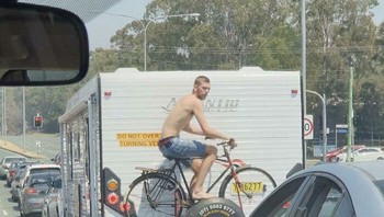 Entah ini santuy atau gabut. Foto: Bored Panda