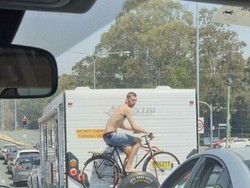 Potret Viral Orang-orang yang Hidupnya Kelewat Santuy