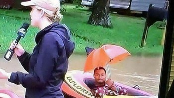 Tetap santai walau kepergok dalam siaran langsung televisi. Foto: Bored Panda