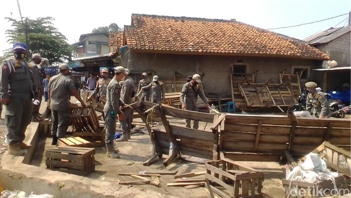 Ratusan PKL di Pasar Ciranjang Ditertibkan Sebanyak 200 pedagang Pasar Ciranjang Kabupaten Cianjur, Jawa Barat yang membandel dan kembali berjualan di dekat rel Kereta Api ditertibkan petugas.