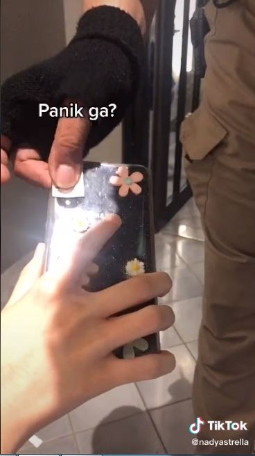 Viral! Restoran Tutupi Kamera HP Pengunjung pakai Stiker Sebelum Masuk