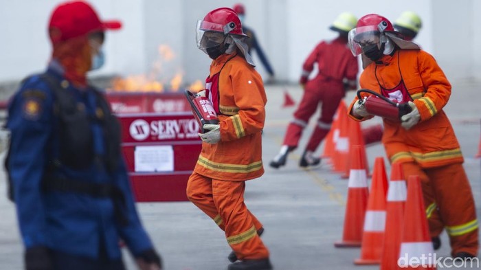 Peserta mengikuti kompetisi Kompetisi Fire Safety Challenge (FSC) 2021 di Kantor Dinas Penanggulangan Kebakaran dan Penyelamatan Pemprov DKI Jakarta, Rabu (1/6/2021).