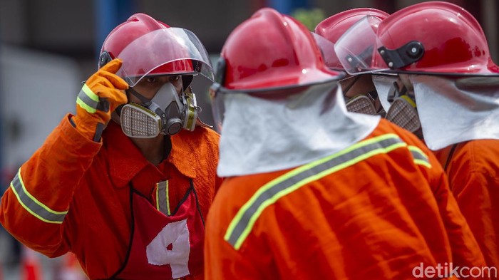 Peserta mengikuti kompetisi Kompetisi Fire Safety Challenge (FSC) 2021 di Kantor Dinas Penanggulangan Kebakaran dan Penyelamatan Pemprov DKI Jakarta, Rabu (1/6/2021).