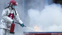 Peserta berusaha memadamkan kobaran api saat mengikuti kompetisi Fire Safety Challenge 2021.
