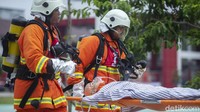 Peserta melakukan evakuasi korban dalam kompetisi Fire Safety Challenge (FSC) 2021.