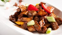 Kalau keluarga suka yang pedas, daging sapi lada hitam ala restoran chinese food ini pasti jadi favorit. Pilih daging hasa dalam sapi lalu racik bumbunya dengan petunjuk resep ini. Foto: iStock