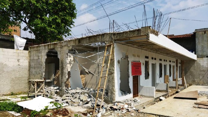 Satpol PP Jaksel bongkar indekos 5 pintu tak berizin di Kebagusan