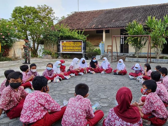 Suasana saat murid-murid di SD N Gunung Gambar datang ke sekolah untuk melakukan pembelajaran tatap muka.