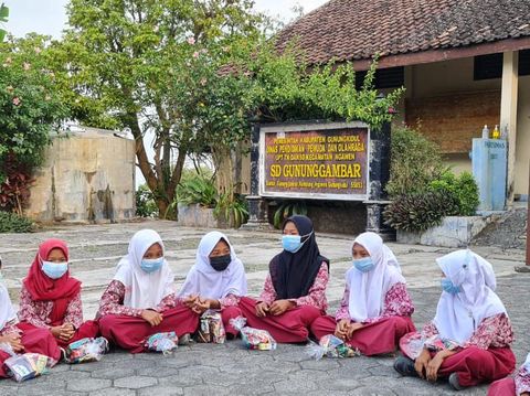 Suasana saat murid-murid di SD N Gunung Gambar datang ke sekolah untuk melakukan pembelajaran tatap muka.
