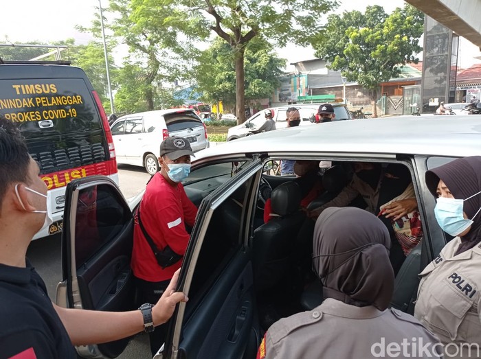 Sebuah mobil di sekitar PN Jaktim digeledah polisi (Sachril/detikcom)