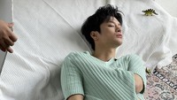 Masih soal diet ketat Seo In Guk, aktor yang pernah main bareng Park Bo Gum di Hello Monster itu melakukan diet dengan makan satu buah apel buat sarapan, salad sayur buat makan siang, lalu tomat ceri, mentimun dan tahu buat makan malam. Dia makan itu terus selama enam bulan! (Foto: dok. Instagram @seo_cccc) 