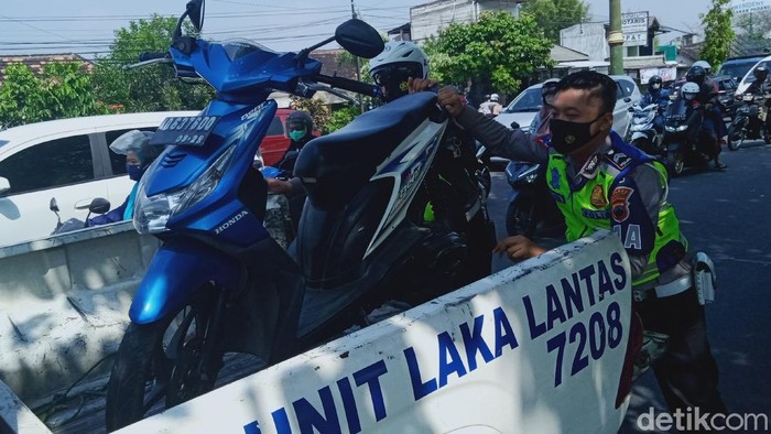 Sepeda motor yang dikendarai siswi SMP di Klaten yang kecelakaan di Jl Raya Yogya-Solo, Kamis (3/6/2021).