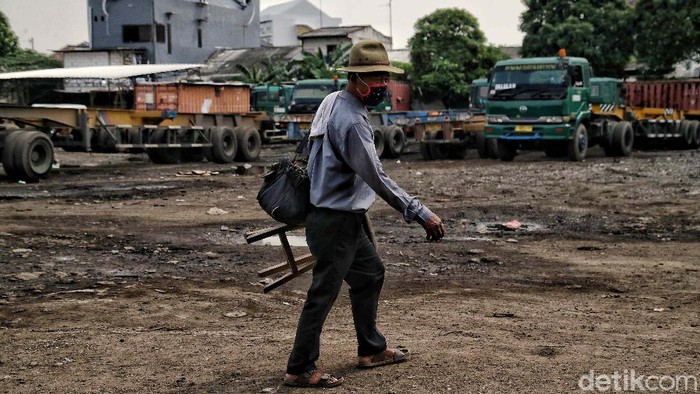 Sepi Suram Kampung di Semper Barat yang Lagi Lockdown Suasana kampung RT 01 RW04 yang dilockdown di kawasan Semper Barat, Cilincing, Jakarta Utara, Kamis (3/6). Kampung tersebut di lockdown karena sebanyak 22 warga positif COVID-19.