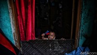 Pihak Kelurahan Semper Barat akhirnya menerapkan lockdown micro sejak Senin (31/5) menyusul ditemukannya 22 warga RT 01 RW 04 Semper Barat, Cilincing, Jakarta Utara yang terpapar COVID-19.  