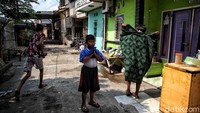 Suasana kampung RT 01 RW04 yang dilockdown di kawasan Semper Barat, Cilincing, Jakarta Utara, Kamis (3/6). Kampung tersebut di lockdown karena sebanyak 22 warga positif COVID-19.  