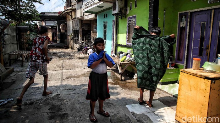 Sepi Suram Kampung di Semper Barat yang Lagi Lockdown Suasana kampung RT 01 RW04 yang dilockdown di kawasan Semper Barat, Cilincing, Jakarta Utara, Kamis (3/6). Kampung tersebut di lockdown karena sebanyak 22 warga positif COVID-19.