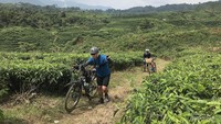 Tanjakan demi tanjakan membuat kami lebih banyak mendorong sepeda daripada kelelahan. Foto oleh Nasrullah.
