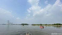 Suaka Margasatwa Muara Angke hingga kini masih tertutup untuk kunjungan umum. Jika traveler melakukan penyusuran sungai, ada begitu banyak sampah di alirannya.