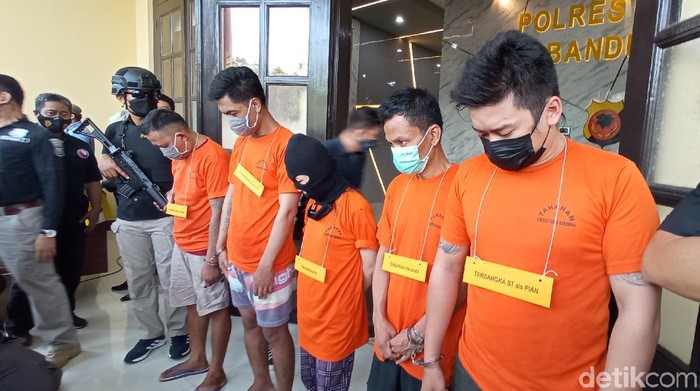 Suami istri di Bandung ST dan AFW dibekuk polisi. Keduanya diduga menjadi pengedar narkotika jenis sabu seberat dua kilogram.