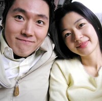 Jun Ji Hyun menikah dengan Choi Joon Hyuk pada 2012. Pria yang berprofesi sebagai banker itu merupakan cucu dari desainer baju hanbok ternama. Ayahnya juga seorang banker kaya raya dan pemegang saham terbesar Alpha Asset Management. Foto: dok. Naver