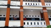 Seperti diketahui, Kabupaten Kudus, Jawa Tengah, menjadi zona merah penyebaran virus Corona atau COVID-19. Dari data COVID-19 di Kudus per Rabu (2/6) pukul 18.30 WIB, kasus terkonfirmasi aktif positif COVID-19 sebanyak 1.243 orang.
